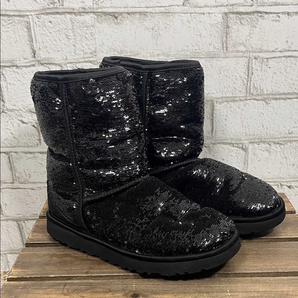 UGGS women’s classic short cosmos black sequin boots size 7